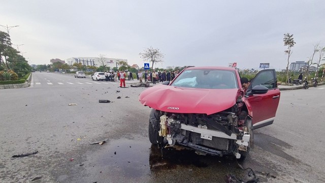 Quảng Bình: Xe ô tô nữ cán bộ Sở hết hạn đăng kiểm tông nát đầu xe khác