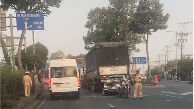  Xe con biến dạng, kẹt gầm xe tải sau cú tông liên hoàn 3 ô tô trên QL22