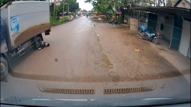 Chạy theo người nhà, bé trai lao thẳng sang đường lúc xe tải đi tới