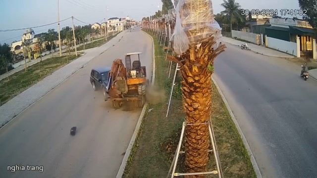 Xe công nông chở máy xúc đi ngược chiều, bị xe con tông trực diện