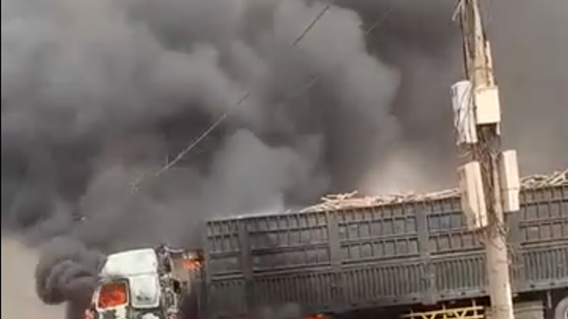 Cháy xe đầu kéo chở củi ở Đắk Lắk