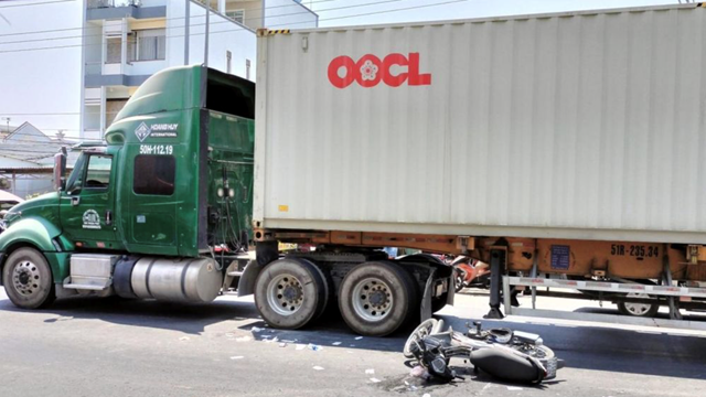 Va chạm giao thông, người phụ nữ bị xe container cán qua chân