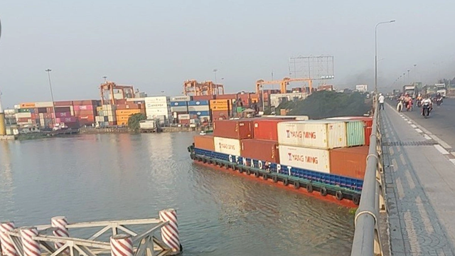 Cứu hộ tàu trọng tải 4.600 tấn bị đứt neo, mắc kẹt dưới gầm cầu Đồng Nai