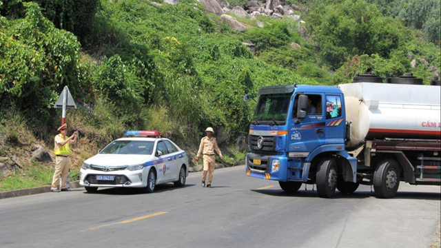 Hướng dẫn phương tiện lưu thông khi cấm xe qua đèo Cả để khắc phục sự cố sạt hầm