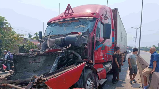 Va chạm giao thông, hai xe đầu kéo hư hỏng nặng