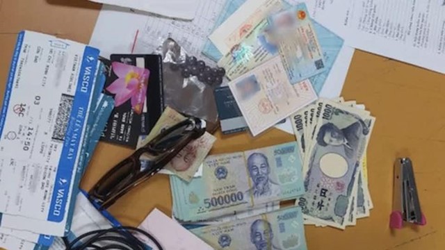 Trả lại chiếc ví có gần 100 triệu đồng bị bỏ quên ở Nội Bài