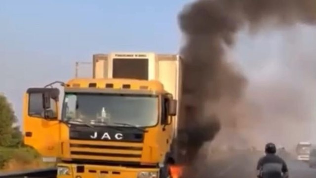 Kịp thời dập tắt vụ cháy xe tải trên cao tốc TP Hồ Chí Minh - Long Thành - Dầu Giây