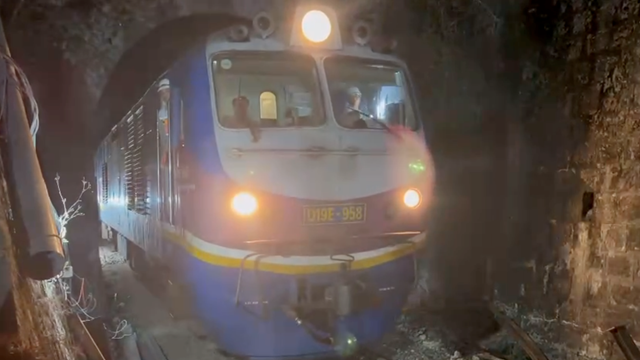 Chính thức thông tàu qua hầm đường sắt Bãi Gió sau 10 ngày tê liệt