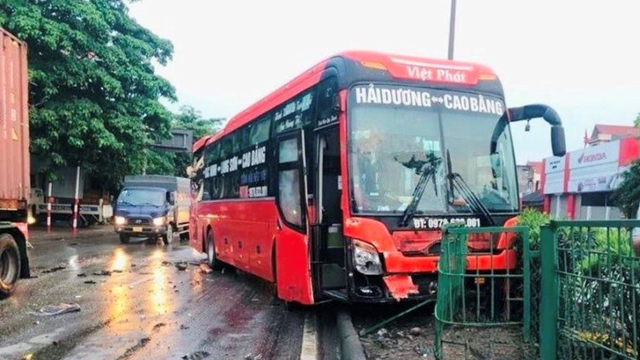 Hai xe khách va chạm trên quốc lộ 5