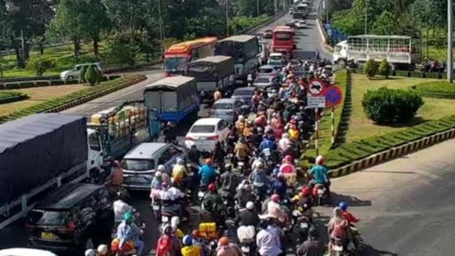 Giao thông ùn ứ nghiêm trọng ở cầu Rạch Miễu ngày 28/4