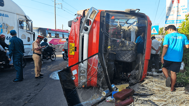 Ô tô chở 40 công nhân lật ngang trên Quốc lộ 1