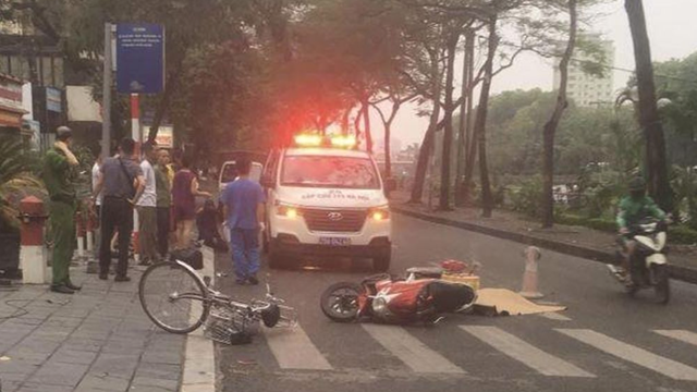 Một phụ nữ ở Hà Nội tử vong do đi xe máy phóng nhanh, phanh gấp