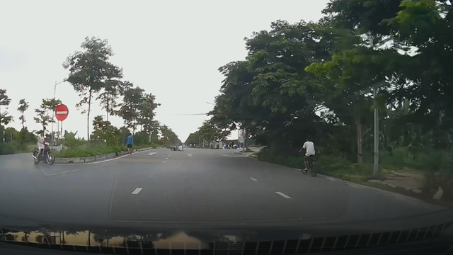 Lạng lách đánh võng trên đường, hai thiếu niên ngã ngay trước đầu ô tô