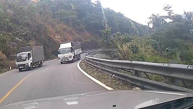 Xe tải lấn làn vượt ẩu ngay khúc cua, đối đầu xe con trên đèo