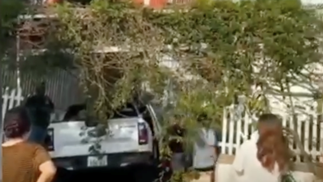 Xe bán tải vào cua không kiểm soát tốc độ đâm vào nhà dân bên đường