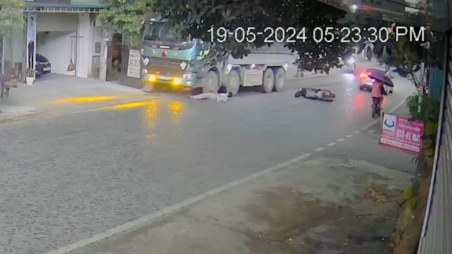 Xe tải phanh kịp thời tránh được tai nạn cho xe máy đi ẩu