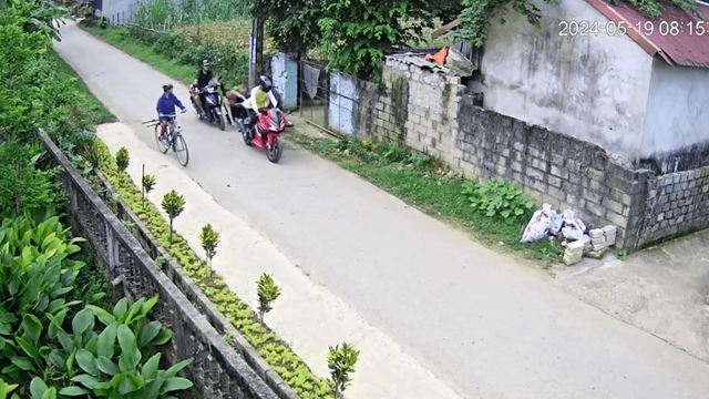 Từ nhà ra đường thiếu quan sát, 3 xe máy va nhau gây tai nạn