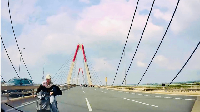 Khởi tố nam thanh niên đi xe máy ngược chiều trên cầu Nhật Tân