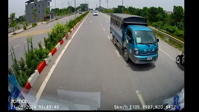 3 xe ô tô nối đuôi nhau đi ngược chiều trên đường