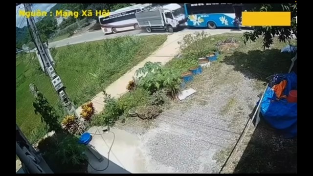 Dừng đón khách giữa đường, xe khách bị xe tải đâm bất ngờ từ phía sau