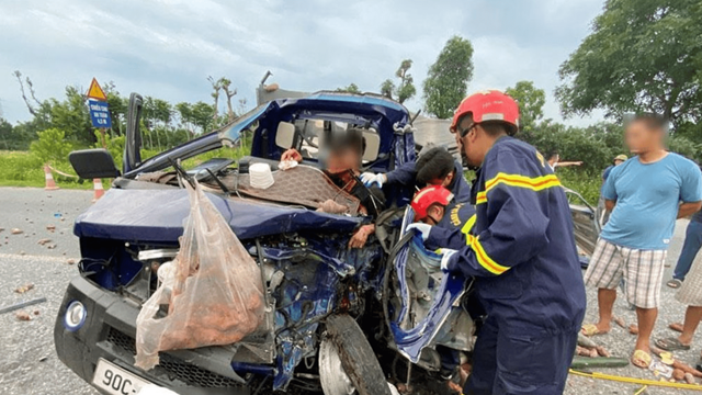 Giải cứu kịp thời người mắc kẹt do tai nạn giao thông