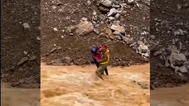 Cảnh sát giao thông Hà Giang lao ra giữa dòng nước cứu dân bị lũ cuốn trôi