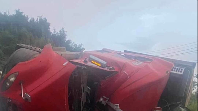 Tự gây tai nạn khiến xe ô tô lật nghiêng, một tài xế tử vong