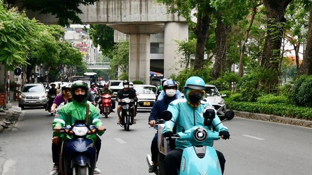 Tài xế công nghệ chật vật mưu sinh giữa thời tiết nắng nóng