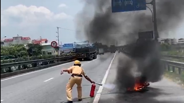 Xe máy điện tự bốc cháy trên đường