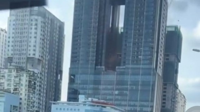 Tìm người phụ nữ đi xe máy ngược chiều trên đường vành đai 3 trên cao