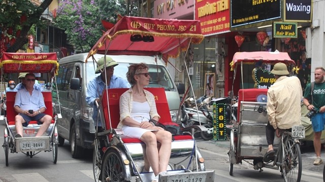 Tour tham quan Hà Nội bằng xích lô “đắt” khách