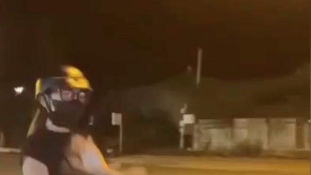 Truy tìm cô gái đi xe máy buông hai tay múa trên đường