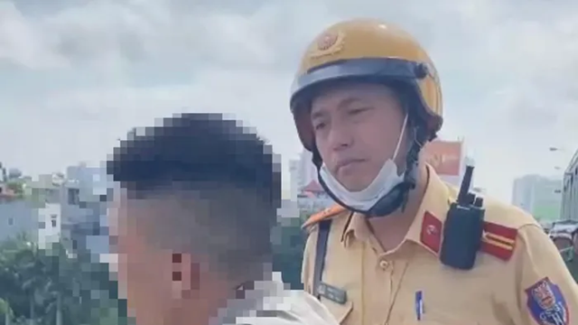 CSGT kịp thời ngăn cản nam thanh niên định nhảy cầu Chương Dương