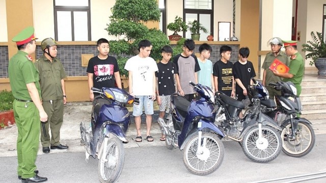 Bắt nhóm thanh thiếu niên mang hung khí lạng lách, đánh võng trên đường