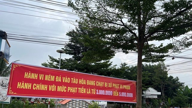 Xảy ra 75 vụ ném đất, đá lên tàu trong 6 tháng đầu năm 2024