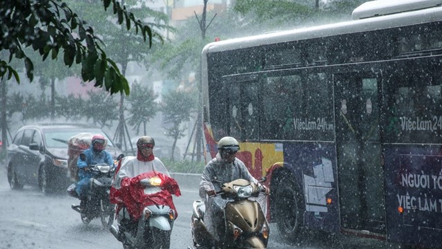 Hà Nội: cảnh báo mưa lớn cục bộ, dông, lốc, sét khu vực nội thành