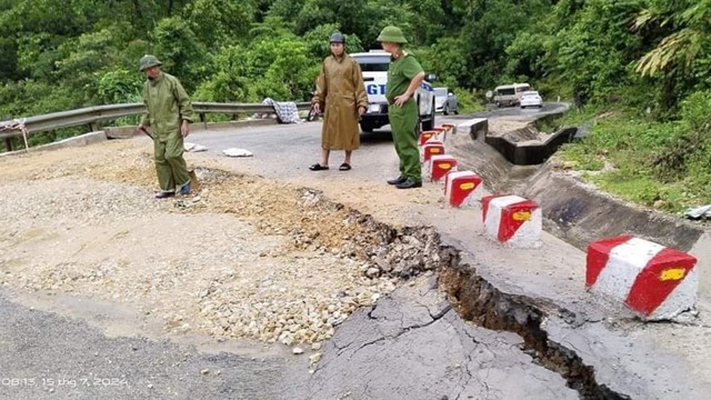 Nghệ An: Quốc lộ 16 bị sạt lở nghiêm trọng