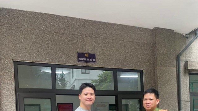 Nhận lại tài sản thất lạc trên taxi, nam du khách viết thư cảm ơn Công an Việt Nam