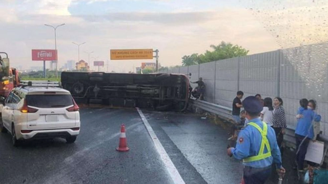 Va chạm limousine, xe khách lật chắn ngang cao tốc Pháp Vân - Cầu Giẽ