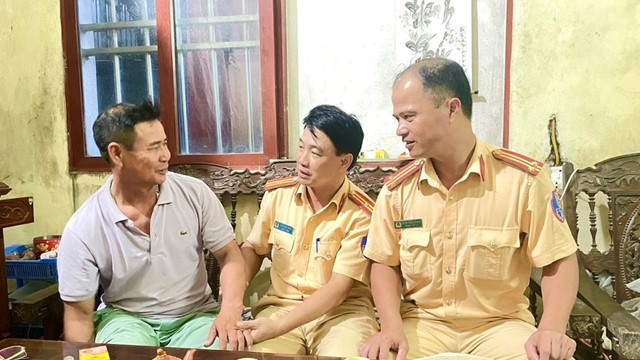 Cảnh sát giao thông kịp thời cứu giúp người gặp nạn giữa trời mưa lớn