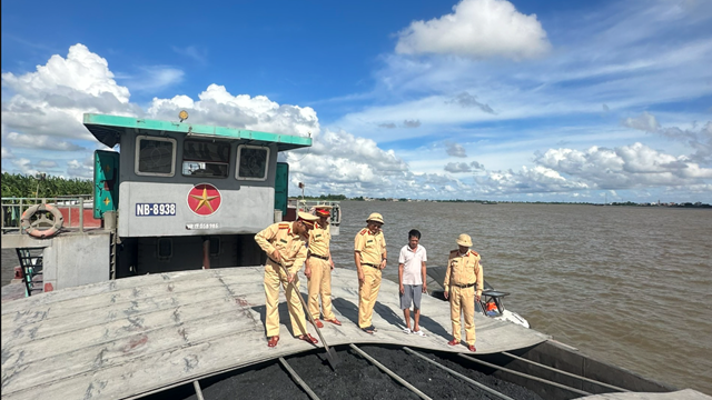 Bắt phương tiện vận chuyển 2.100 tấn than cám không hóa đơn, chứng từ