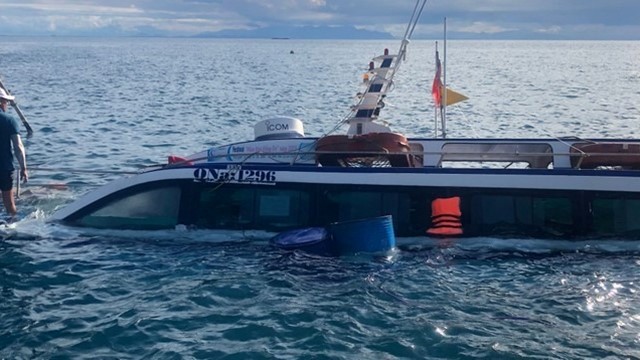 Chìm ca nô du trên biển Cù Lao Chàm, 23 người may mắn thoát nạn