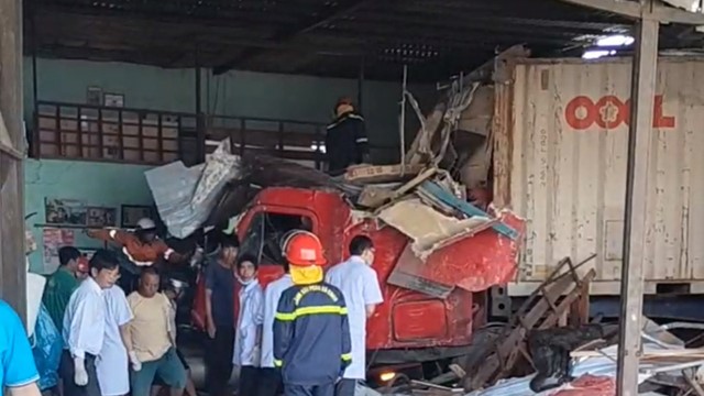 Xe container lao sập nhà dân giữa chợ, 3 người tử vong