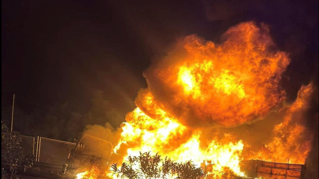 Xe tải cháy ngùn ngụt trên cao tốc Nội Bài - Lào Cai