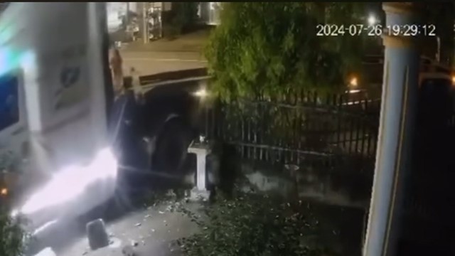 Xe container đâm thẳng vào nhà dân ven đường tại Đồng Nai