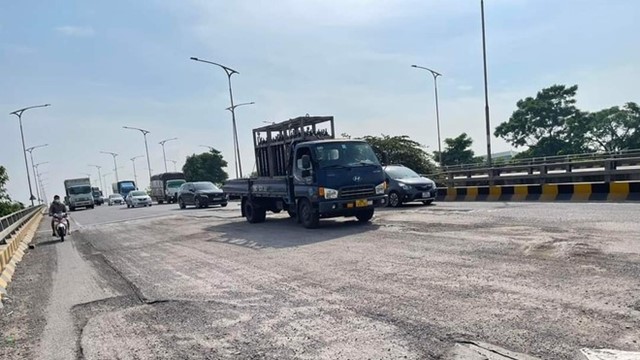 Khẩn trương khắc phục hư hỏng mặt cầu Phù Đổng