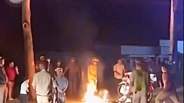 Bắt nam thanh niên chống đối, lăng mạ CSGT, đốt xe máy khi bị xử phạt