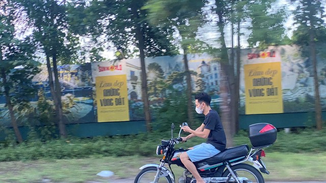 Cần tăng nặng mức phạt với hành vi vừa lái xe vừa dùng điện thoại