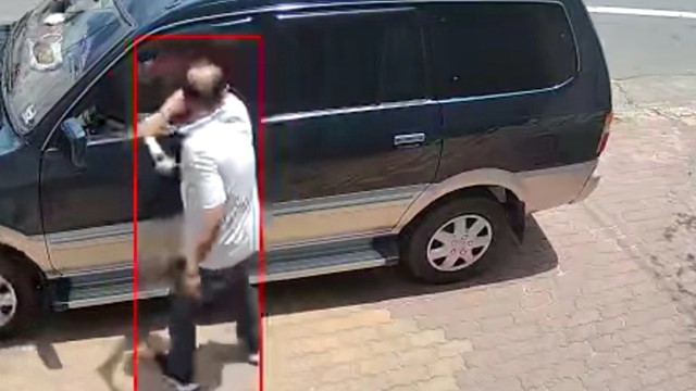 Tạm giữ tài xế dùng khúc xương bò đập ô tô, đe dọa tài xế khác