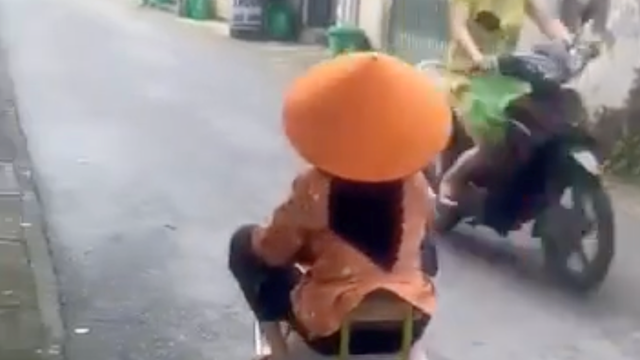 Bé trai dùng xe điện trẻ em chở bà đi ra đường khiến nhiều người thót tim